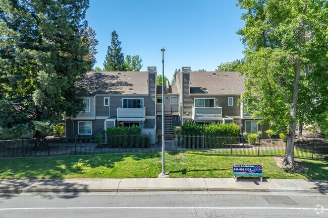 Building Photo - 2200 Gateway Oaks Dr