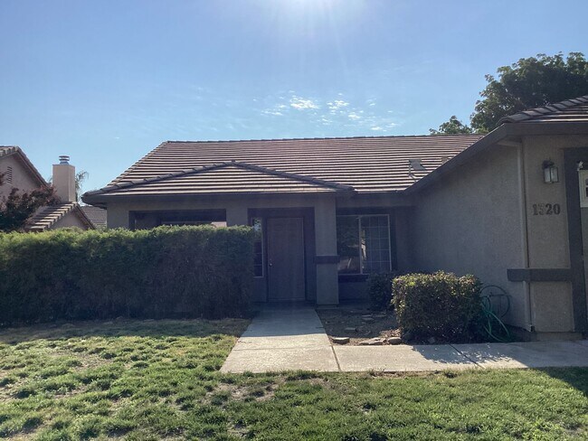 Building Photo - 4 Bd 2 bath