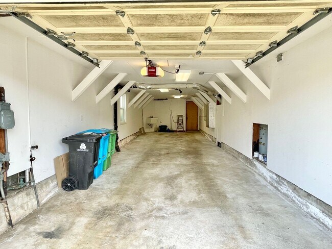 Building Photo - 3BR/ 2.5BA Elegant Home! With Bonus or Fam...