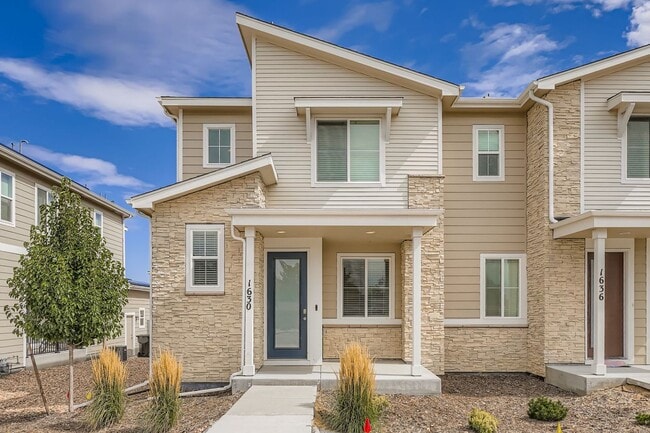 Beautiful Townhome- Great location off Tow... - Beautiful Townhome- Great location off Tow...