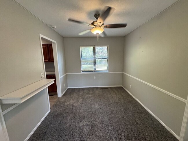 Foto del edificio - Spacious and fresh paint, 2 bed 1 bath wit...