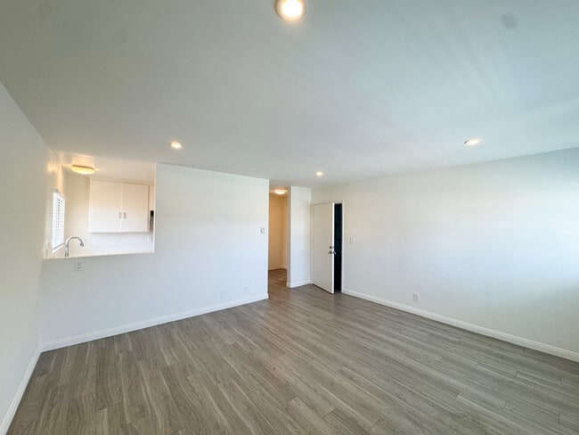 Building Photo - 921 N Eucalyptus Ave