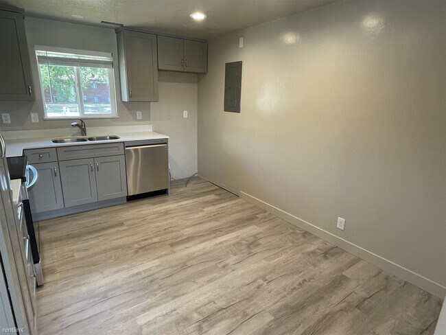 Foto del edificio - 2 br, 1 bath 4plex - 826 North 50 West