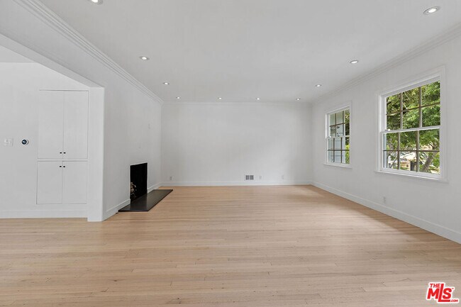 Foto del edificio - 1462 Rising Glen Rd