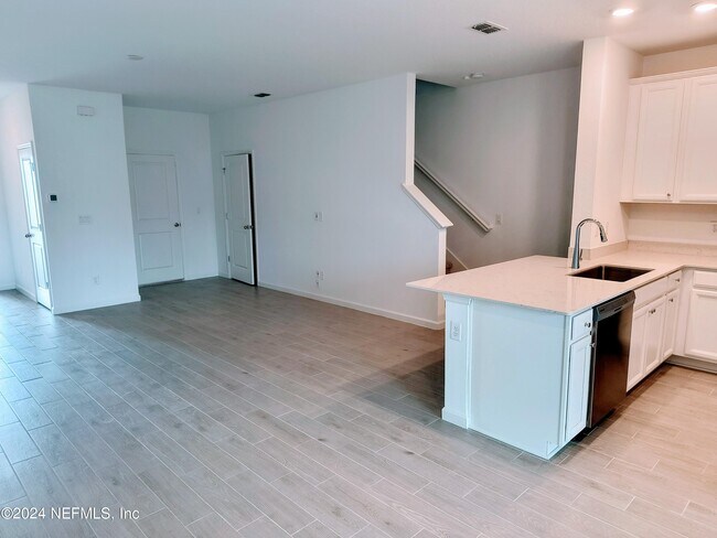 Foto del edificio - 6812 Golden Monarch Ave