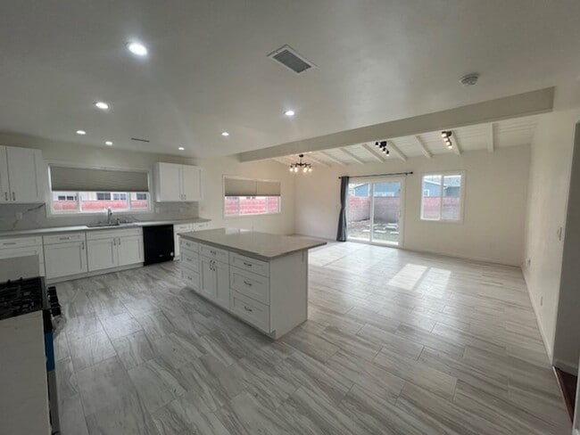 Building Photo - Beautifully renovated 3 bed 2 bath house