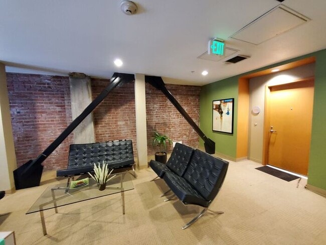 Building Photo - Chic loft in downtown in historic Plant 51