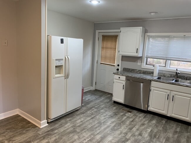Foto del edificio - 8398 Oakwood Rd