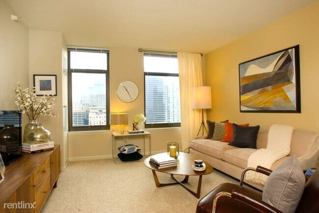 Foto del edificio - 327 N Des Plaines St