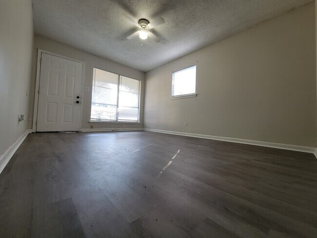 Building Photo - 3 Bed 1 Bath House