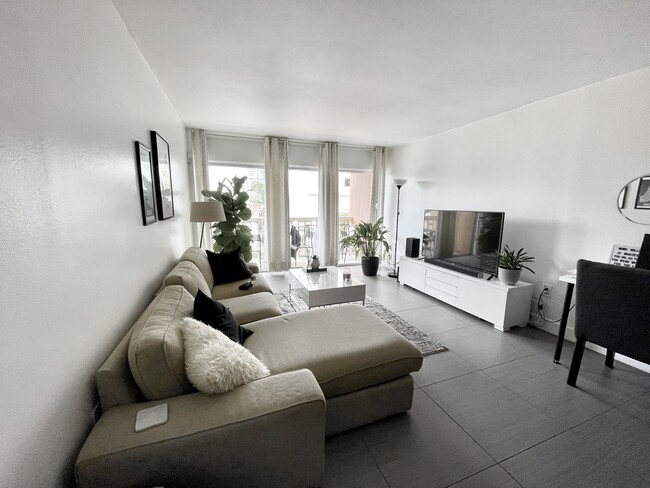 Building Photo - 600 NE 25th St