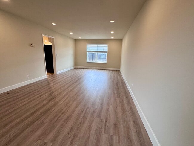 Foto del edificio - Spacious House with pool, family room, garage, deck and low maintenance landscaping