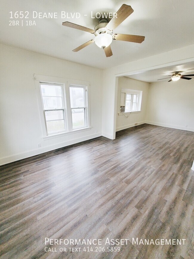 Foto del edificio - Beautiful 2 bedroom Racine lower unit