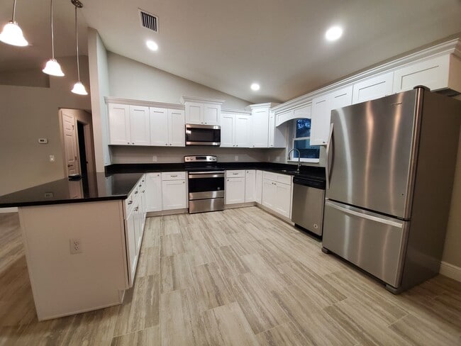 Building Photo - Citrus Springs 3/2/2 Almost NEW