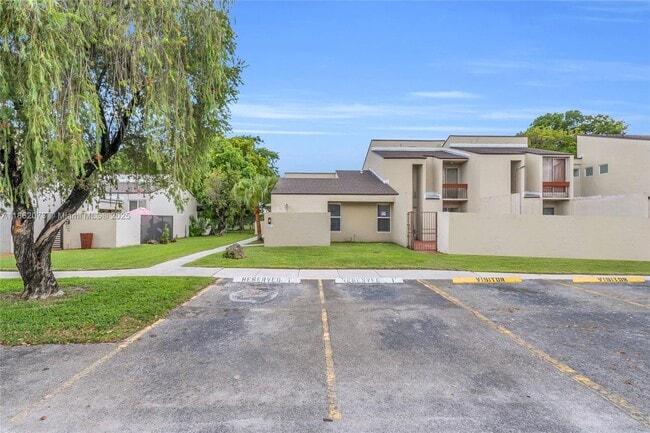 Building Photo - 9131 Fontainebleau Blvd