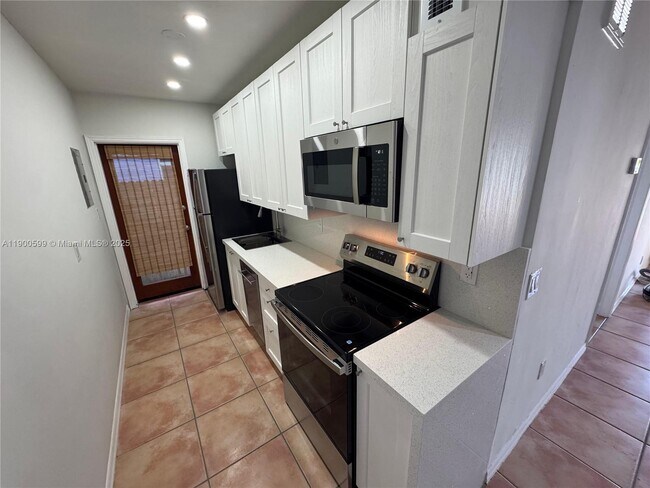 Foto del edificio - 8300 Byron Ave