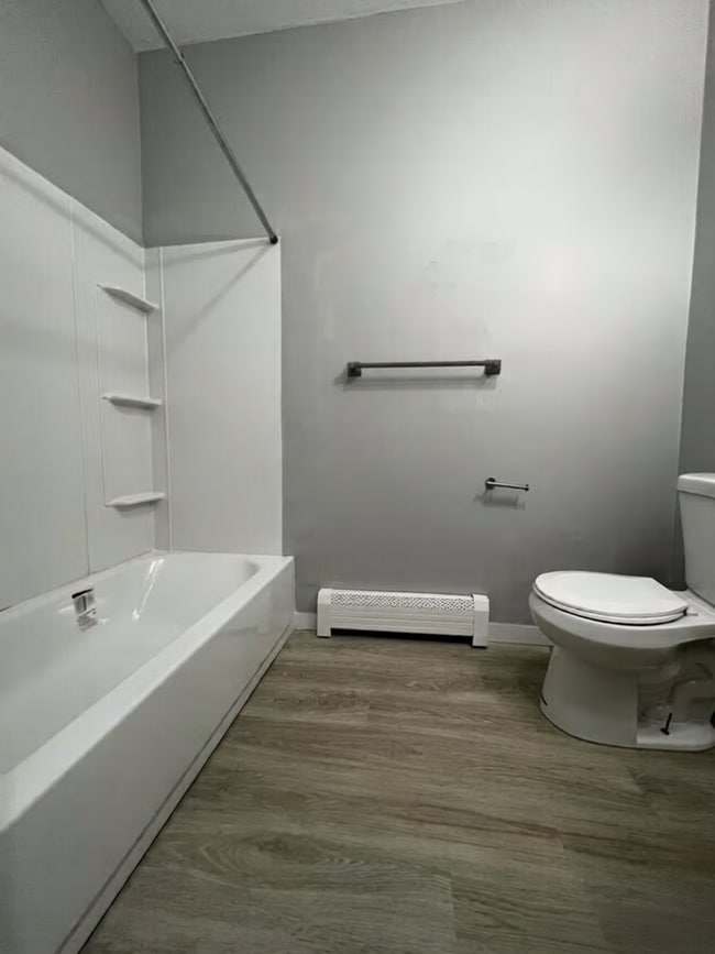 Building Photo - 127 Wren St