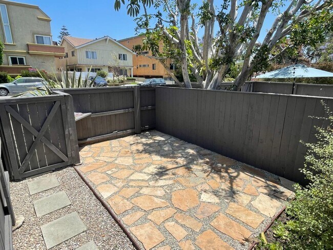 Private yard - 1439 Centinela Ave