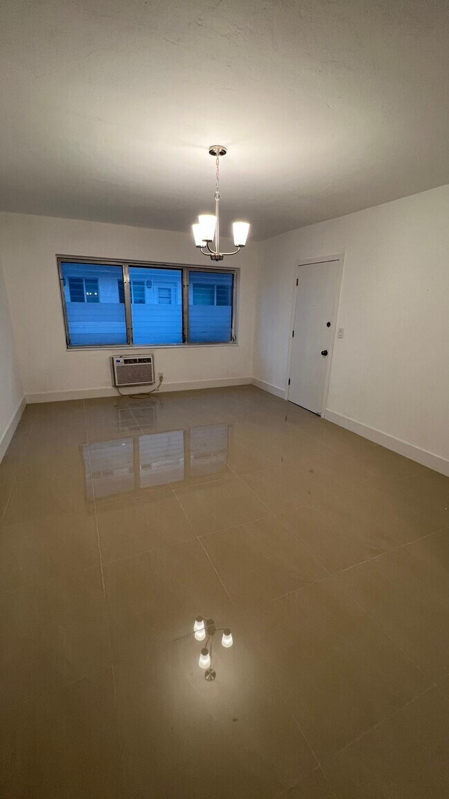 Foto del edificio - 7821 Byron Ave
