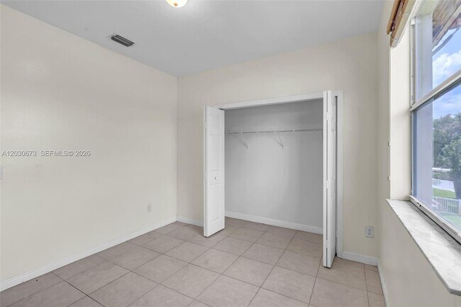 Building Photo - 5149 SW 137th Ave