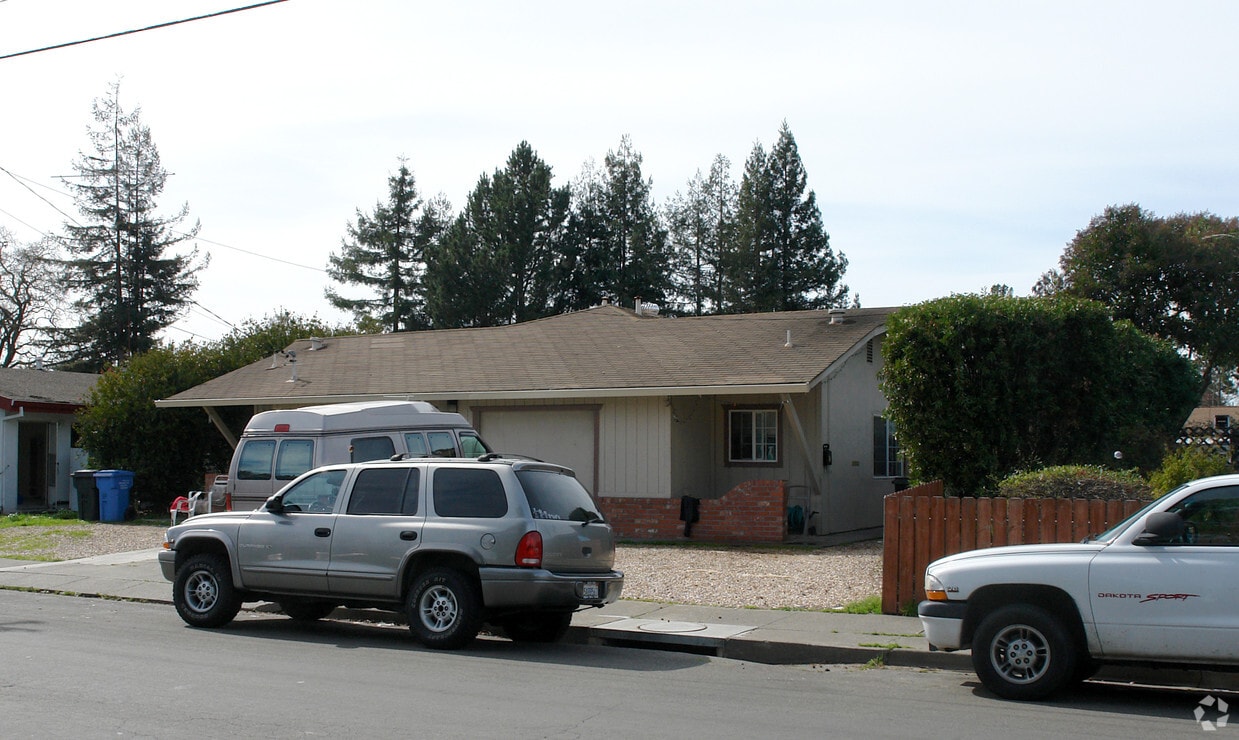 Building Photo - 1519 Beachwood Dr