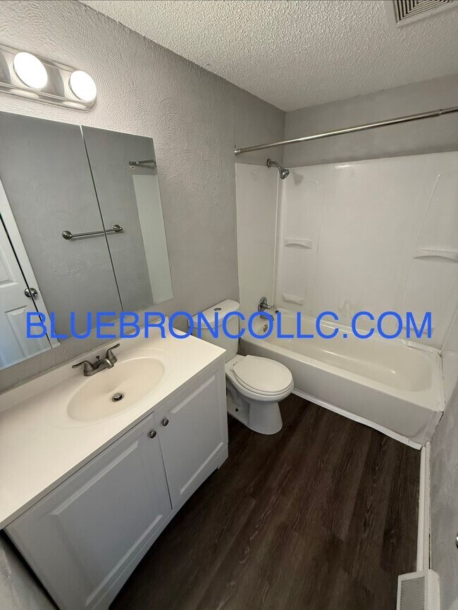 Foto del edificio - 4100-4102 NE 43rd Ter