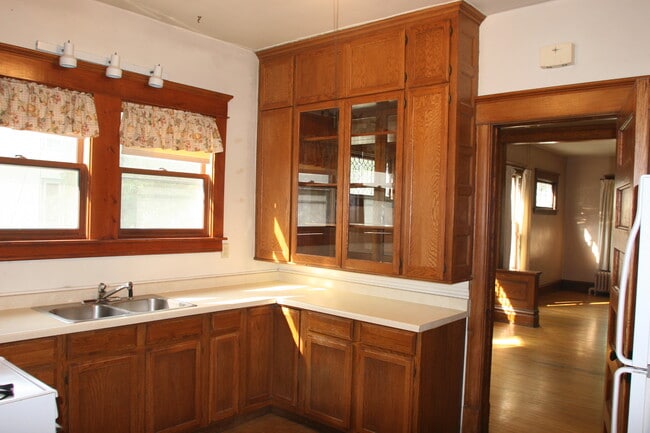 Cocina con estufa nueva - 1014 17th Ave SE