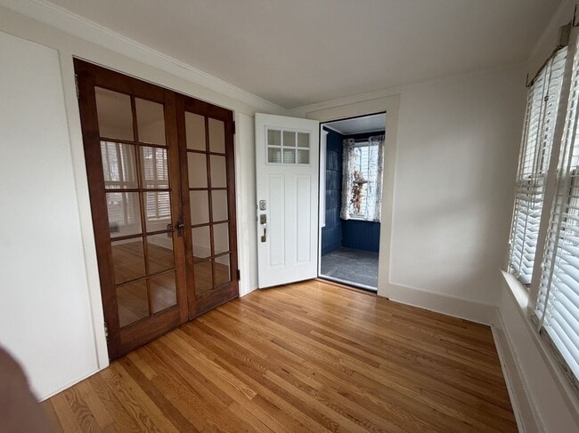 Building Photo - 271 N Collingwood Ave