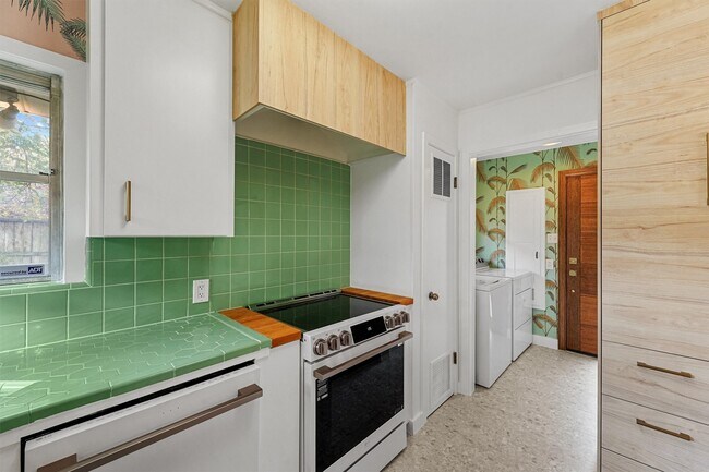 Foto del edificio - 2052 Addison Rd