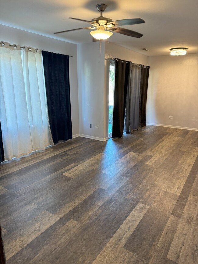 Foto del edificio - 6027 W 103rd St