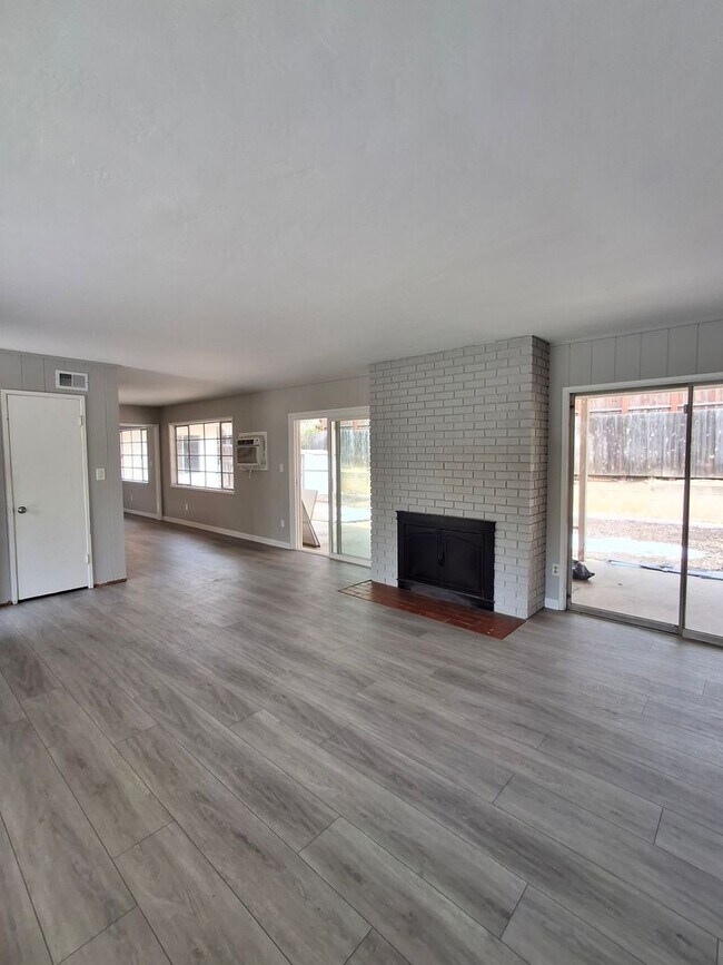 Building Photo - Great Home on a Large Lot! MUST SEE!!!