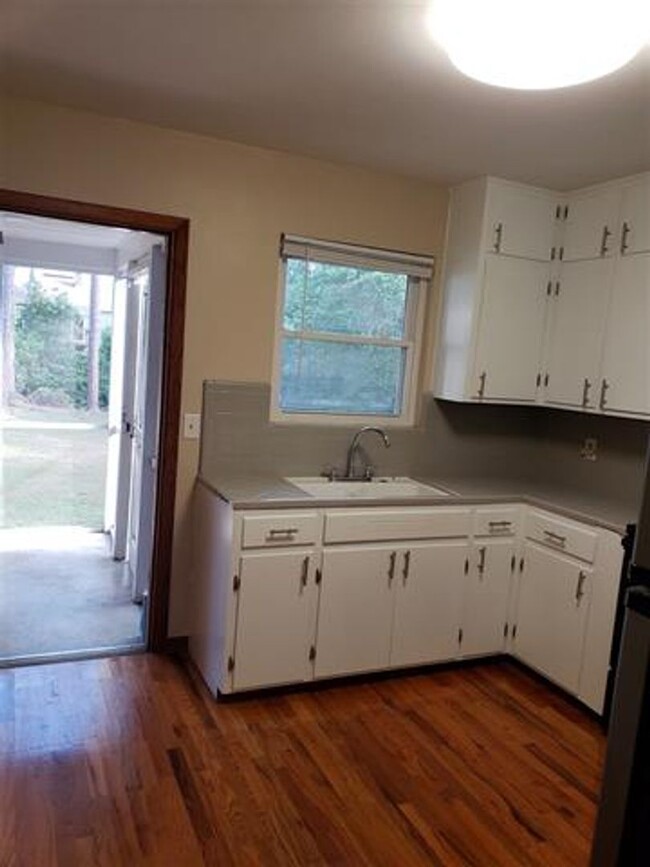 Building Photo - Charming Duplex Unit In Franklin Park