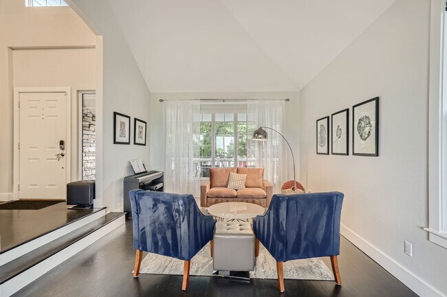 Foto del edificio - Beautiful Waneka Landing 5 bed/4 bath Home...