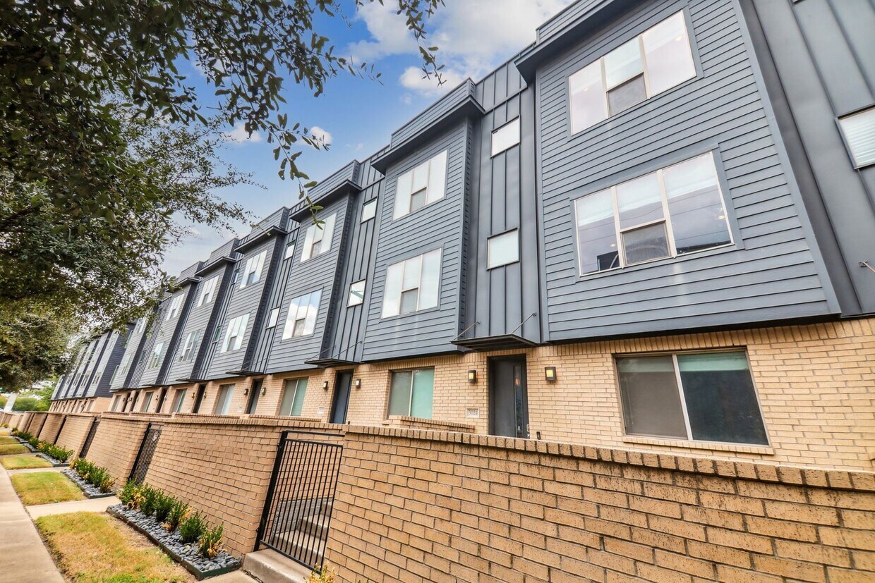 Foto principal - 2 Bedroom Townhome in Dallas