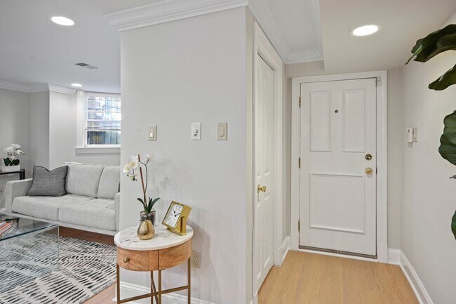 Foto del edificio - Welcome Home to Your Stylish 1 BR/1BA  in Adams Morgan!