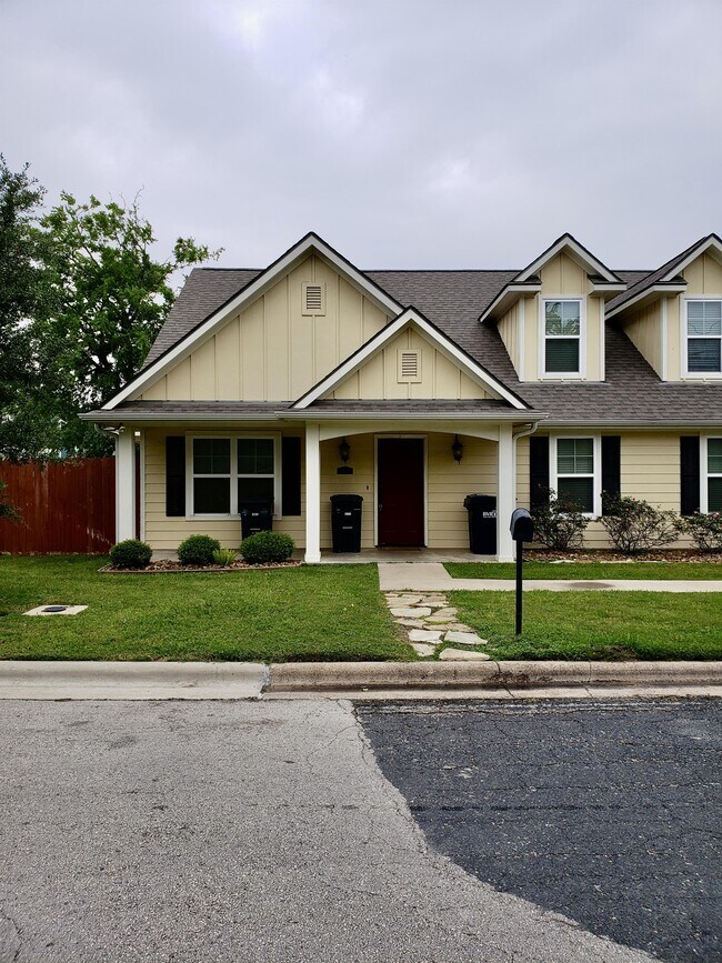 Building Photo - 1512 Texas Ave S