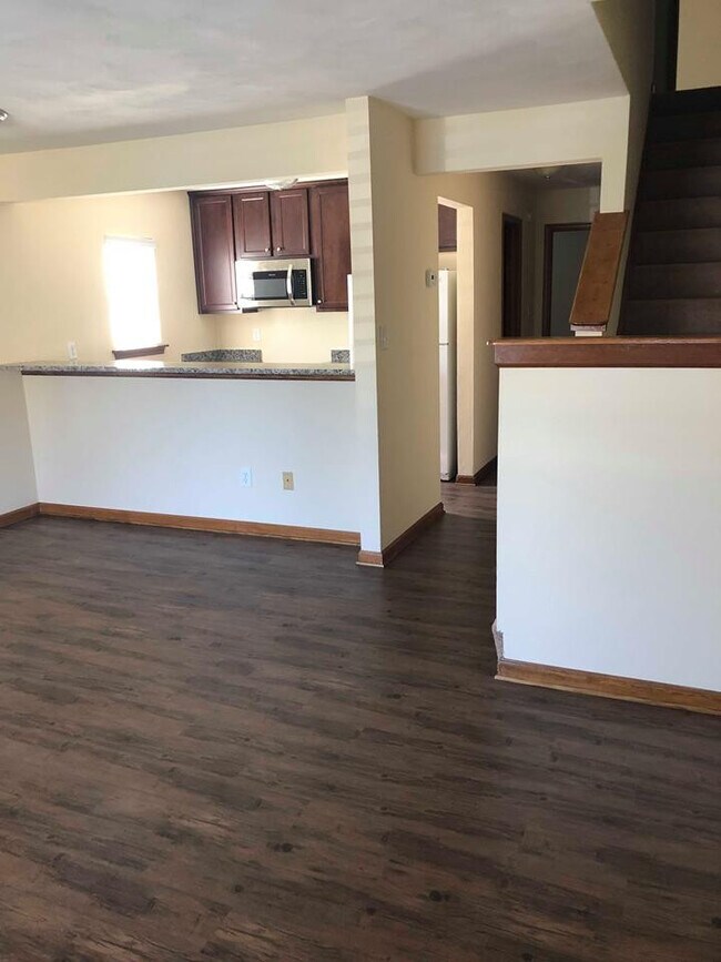 Building Photo - 3 BEDROOM, 2 BATH IN A BEAUTIFULLY UPDATED...