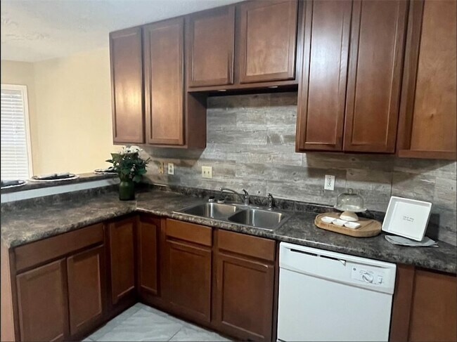 Foto del edificio - 4011 Windswept Dr