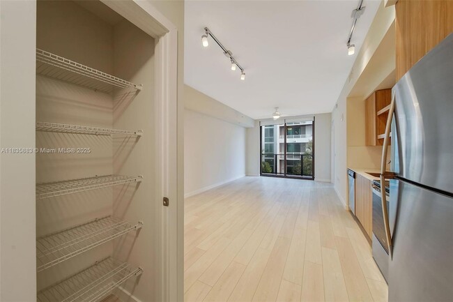 Foto del edificio - 555 NE 8th St