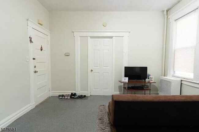 Foto del edificio - 243 Peshine Ave