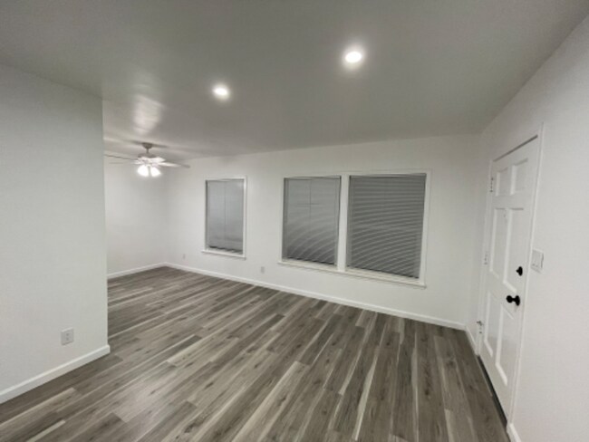 Foto del edificio - 4910 E Stearns St