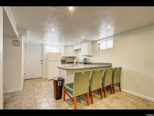 Building Photo - 830 S Brookside Dr