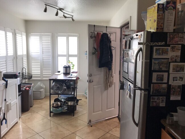 Building Photo - Fantastic East Davis 3 bedroom available f...