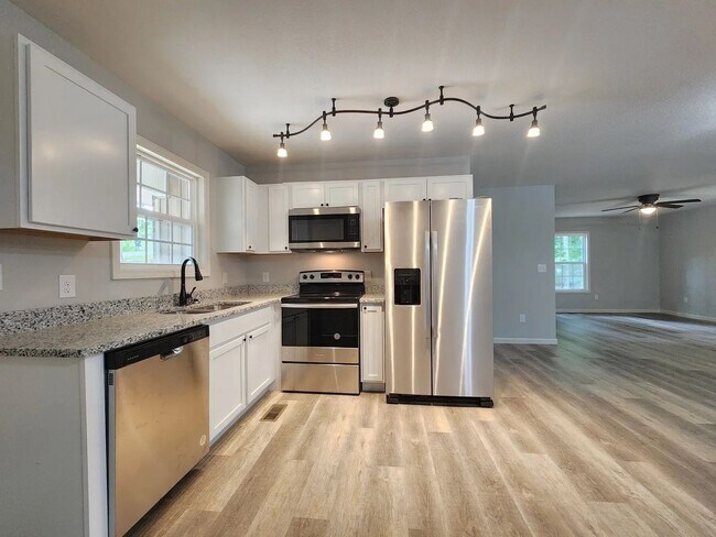 Foto del edificio - Stunning 3-Bedroom All-Brick Home with New Appliances & Large Deck in Kodak, TN