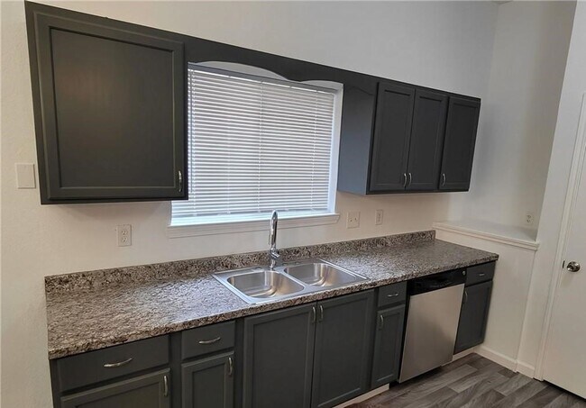 Foto del edificio - Upgraded 3 bedroom 2 bathroom home!  HOUSI...