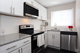 Kitchen - Laurel Manor Apartments