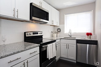 Kitchen - Laurel Manor Apartments