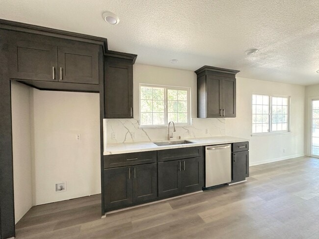 Building Photo - 15050 Cottage Ave