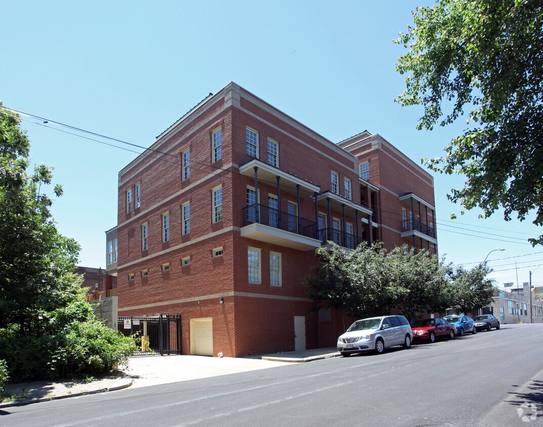 Building Photo - River Crest Condominiums