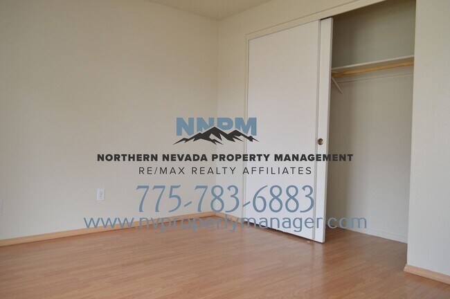 Foto del edificio - 4 Bed ~ 2 Bath ~ Large Home on Corner lot off of S McCarren in Donner Springs Neighborhood~ FOR RENT
